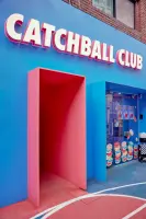 블루×핑크 컬러 블로킹이 돋보이는 팝 카페 파사드